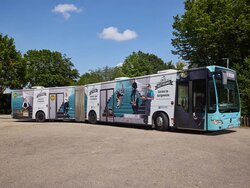 Abbildung des GastroMobil-Busses auf einem Schulhof.