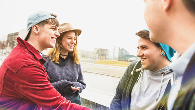 Abbildung von vier Personen im Gespräch im Freien.