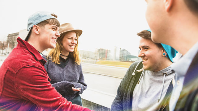 Abbildung von vier Personen im Gespräch im Freien.