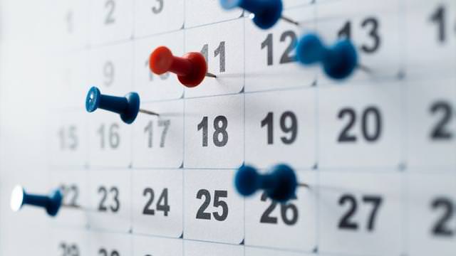 Abbildung eines Kalenders mit Stecknadeln auf den Tagen 11, 18 und 25.