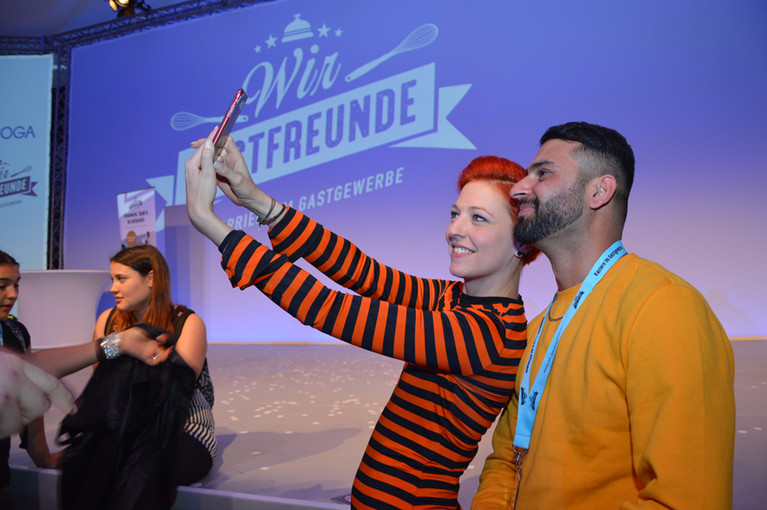 Abbildung von zwei Personen beim Selfies machen.